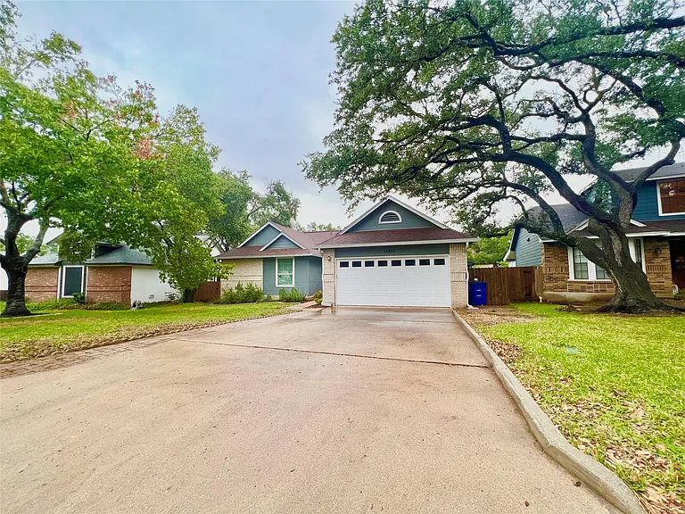 11917 Meadowfire Dr — Photo 2
