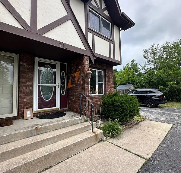 711 Wellington Dr — Photo 1