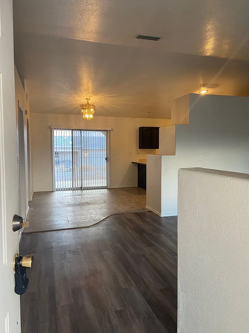 Beautiful Centrally Located 3-Bedroom Home on a Quiet Cul-de-Sac — Photo 3