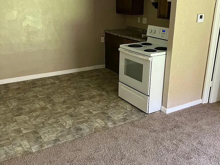 River Pointe Apartments — Photo 11
