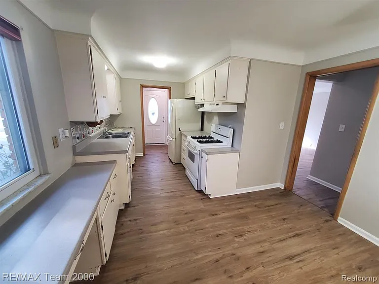 4565 Universal St — Photo 9