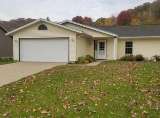 1013 Jonathan Ln, La Crescent, MN 55947