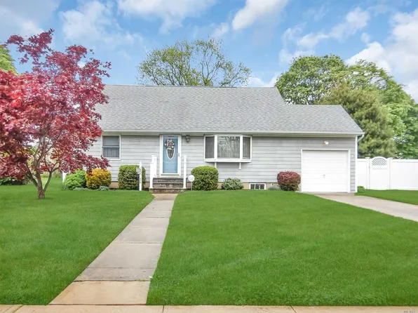 320 Arcadia Dr, West Islip, NY 11795