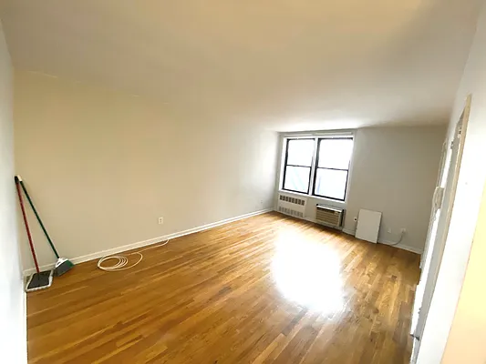 Rented by Chana Ofek, LREB | media 7