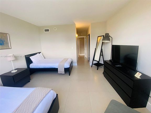 5th image of 19370 Collins Ave APT 618