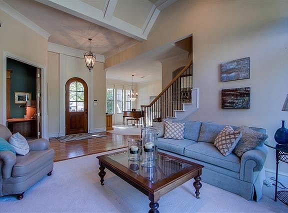 5th image of 310 Oaklawn Dr
