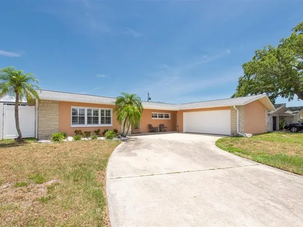 9591 Commodore Dr, Seminole, FL 33776