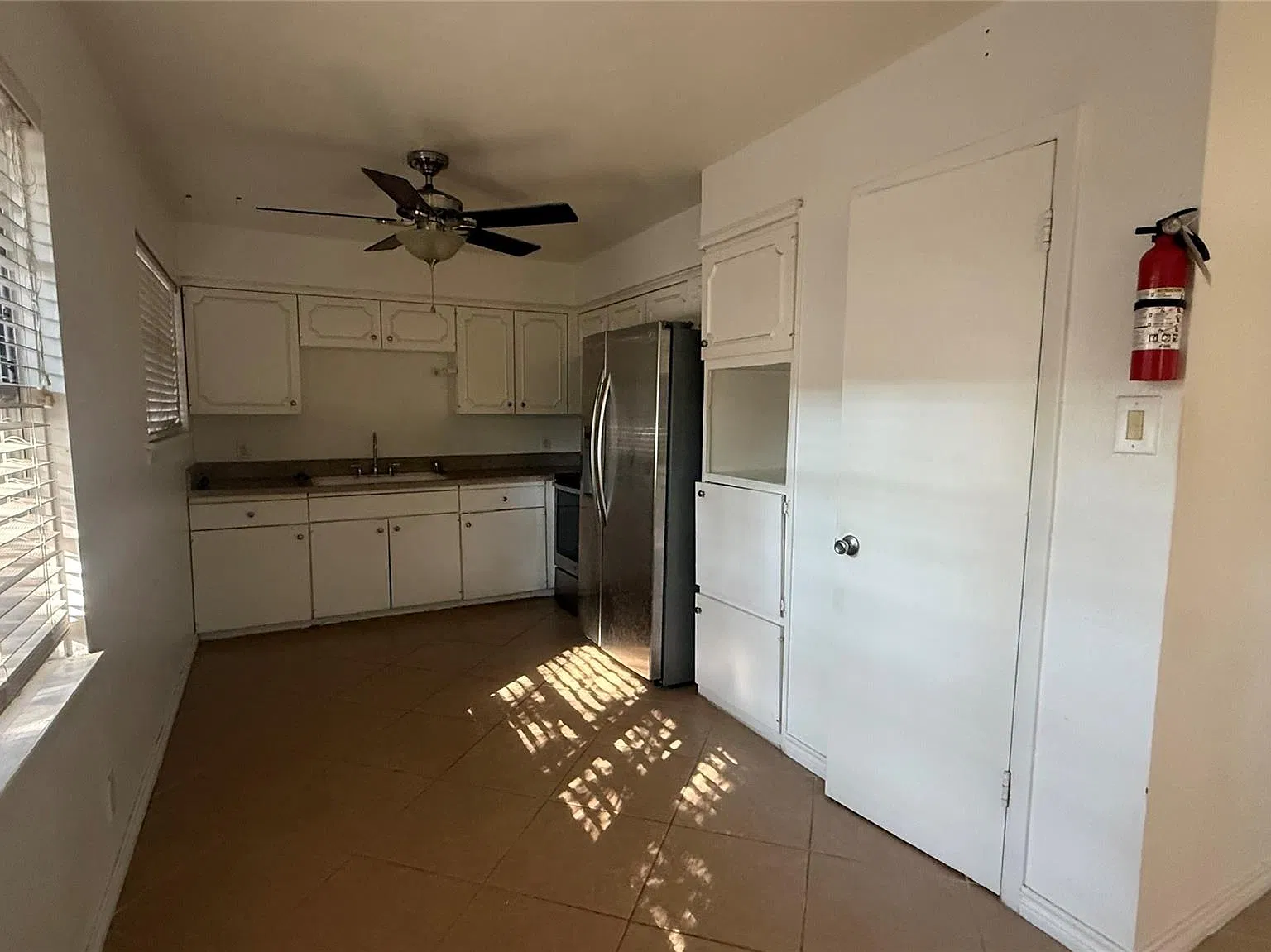 2 bed, 1.0 bath, 4972 sqft, $1,175 — Photo 3