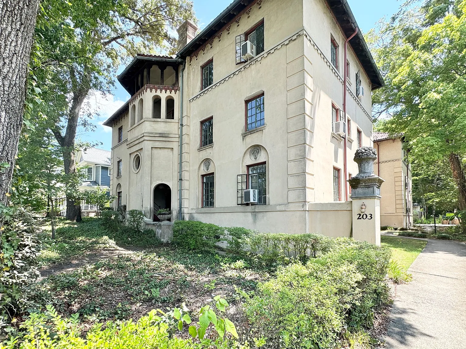 Winburn Court Apartments — Photo 2