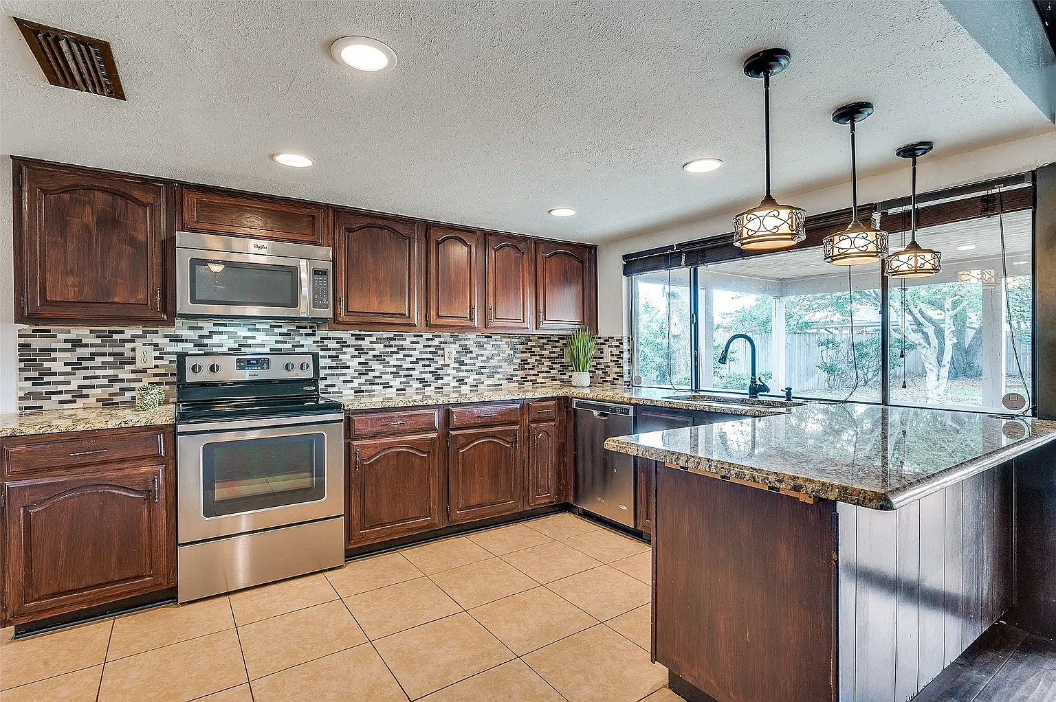3 bed, 1846 sqft, $2,699 — Photo 4