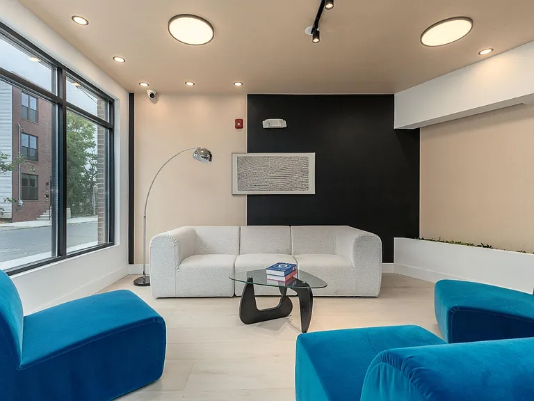 Q10 Luxury Apartments — Photo 37