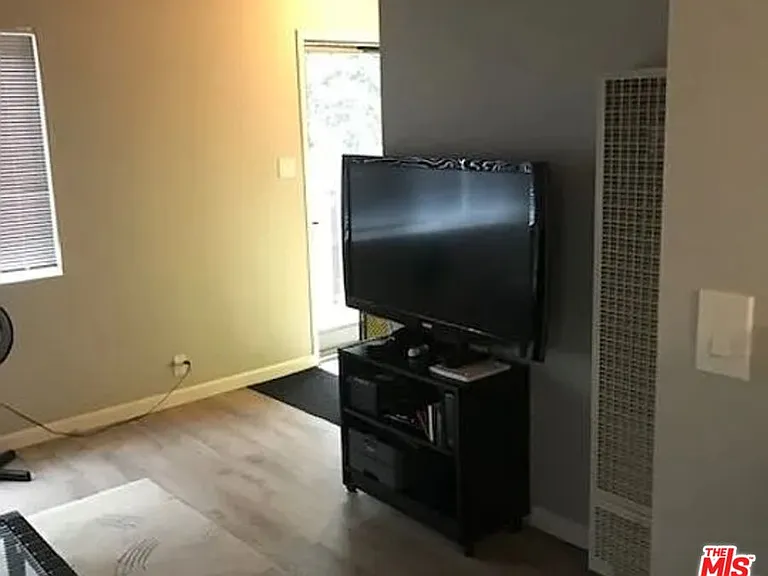 535 E Venice Way — Photo 5