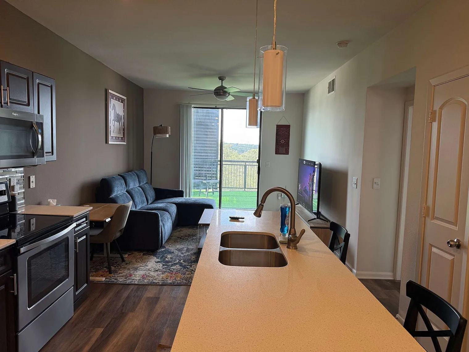 1 bed, 1.0 bath, 990 sqft, $4,151 — Photo 3
