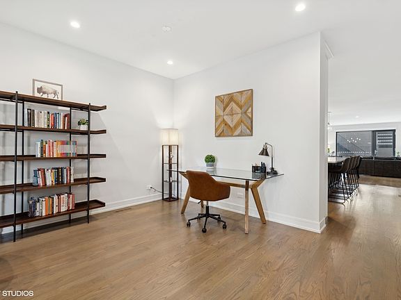 4th image of 1078 N Paulina St #1