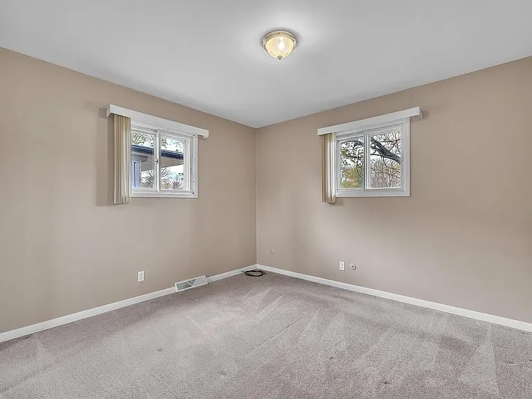 1114 N Maple Rd — Photo 18