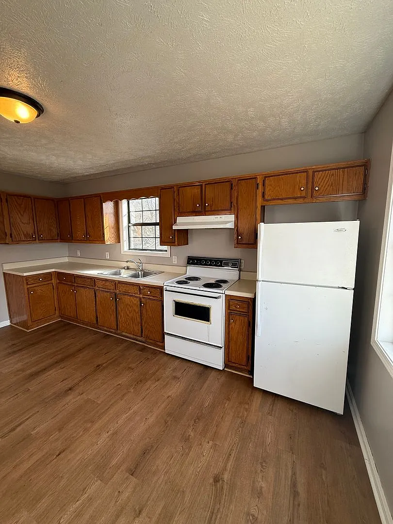 2 Bd 1 Ba House - Fresh Paint And New Floor Throughout! — Photo 4