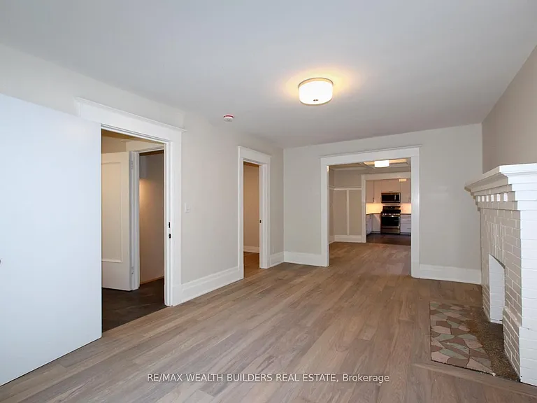 163 Parkside Dr #B — Photo 2