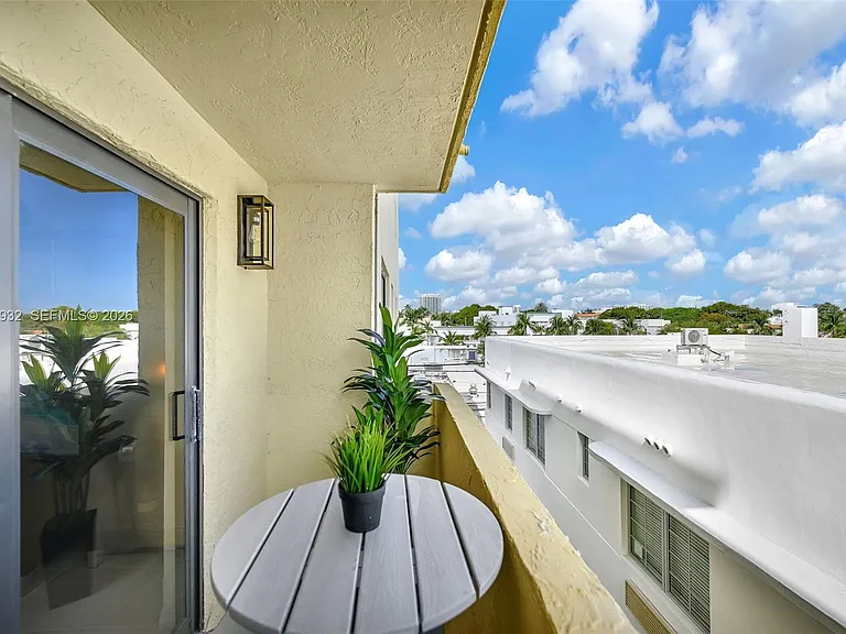 1334 Collins Ave #403 — Photo 27