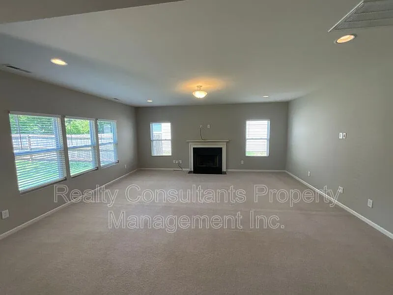 4 bed, 2.5 bath, 3984 sqft, $2,450 — Photo 2