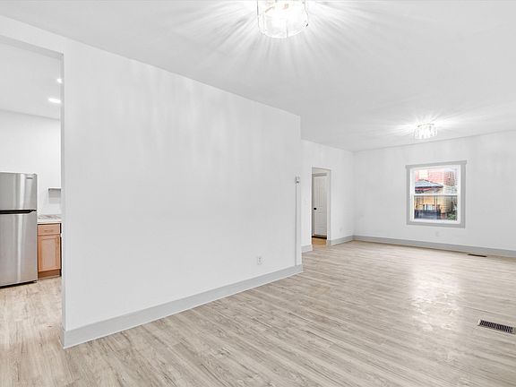 4th image of 2708 Hooker St