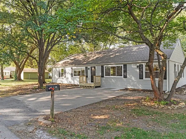 604 S Vine St, Louisburg, KS 66053