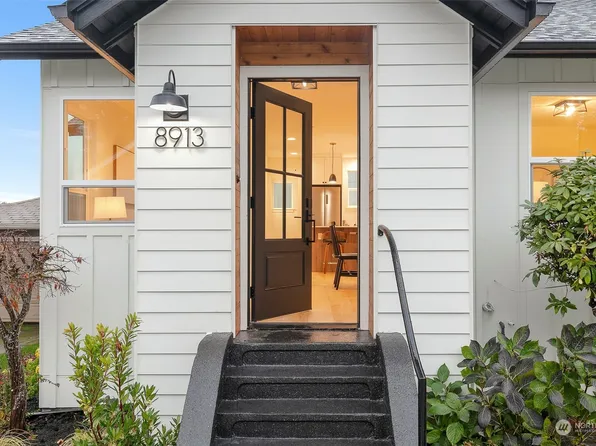 8913 8th Avenue NE, Seattle, WA 98115