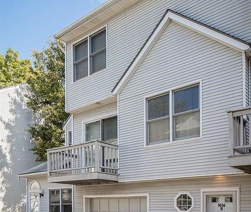 1016 #7 Whalley Avenue is conveniently located close to shopping, restaurants, library bus lines and more!