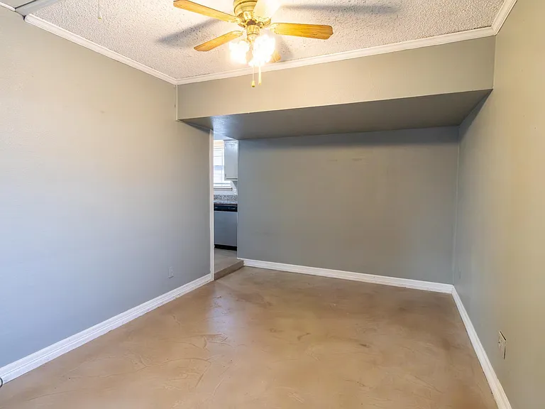 1303 Mockingbird St — Photo 9