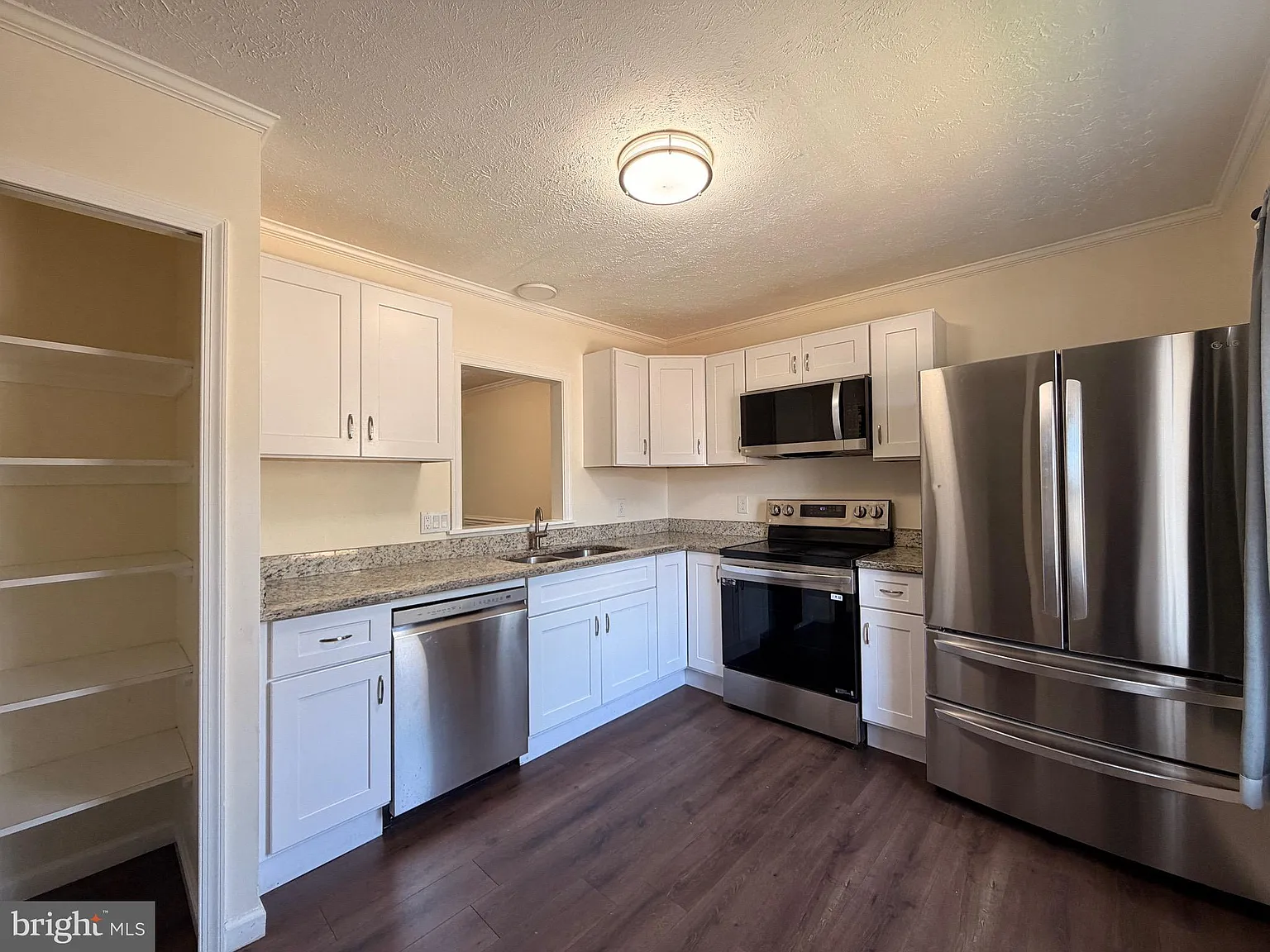 3 bed, 2.5 bath, 1320 sqft, $2,500 — Photo 4