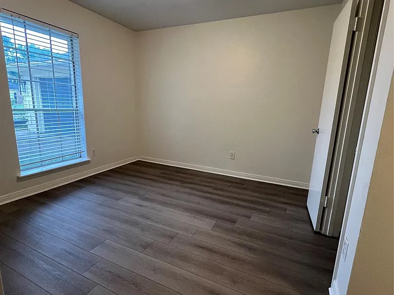 12818 Westella Dr — Photo 30