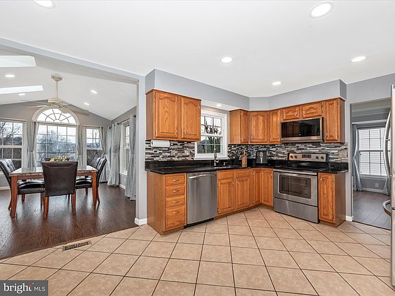 5th image of 58 Fox Rock Dr