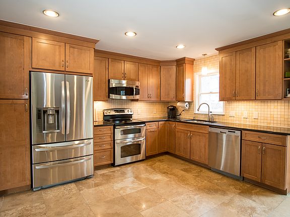 4th image of 4 Lucs Ln