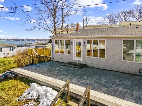 73 W Tiana Rd, Hampton Bays, NY 11946