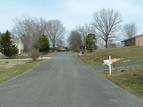 4th image of 122 E End Dr
