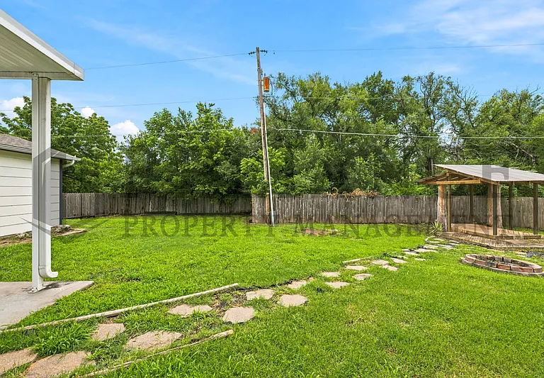 516 N Lakeside Dr — Photo 12