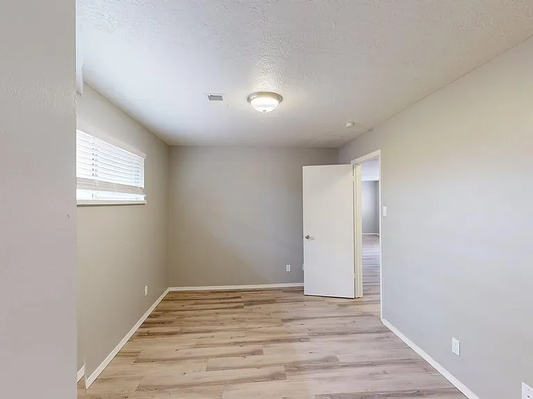 Contemporary, Loaded 2 Bed 2 Bath Apartment on Conchas Park — Photo 12