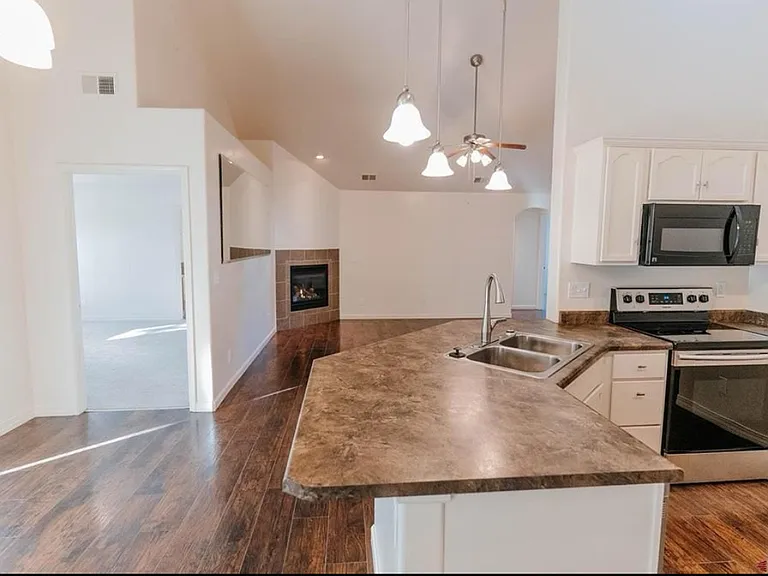 1335 Fivemile Creek Ave — Photo 3