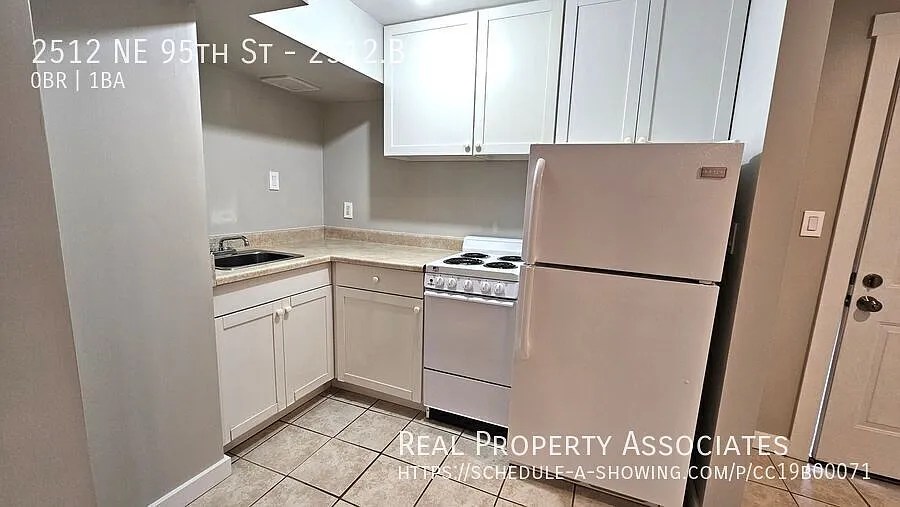 Studio Unit in Maple Leaf with Updated Bathroom and Appliances — Photo 4