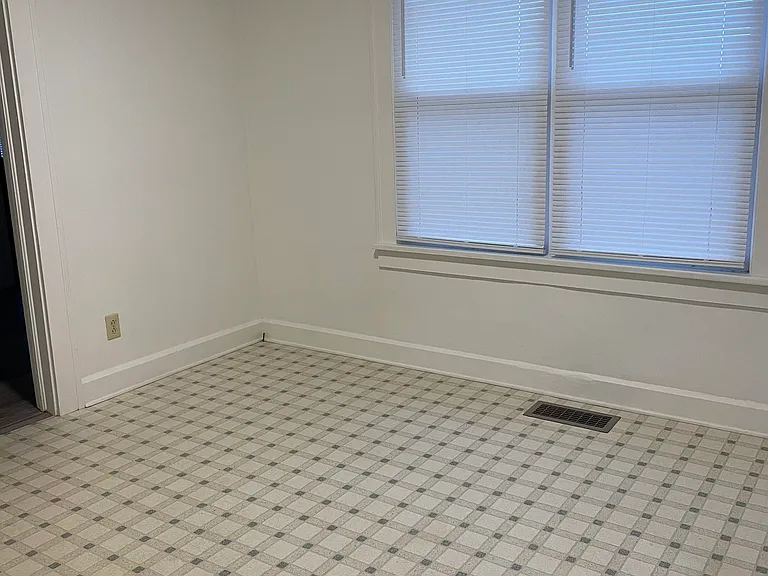 220 W Willow St — Photo 7