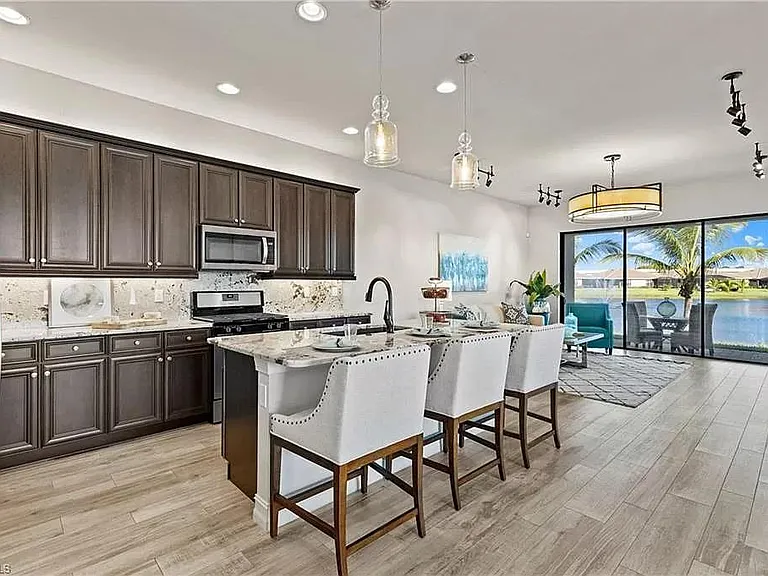 8150 Venetian Pointe Dr — Photo 3