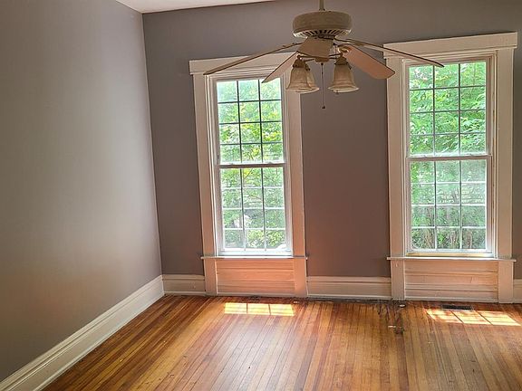 4th image of 220 Holmes St