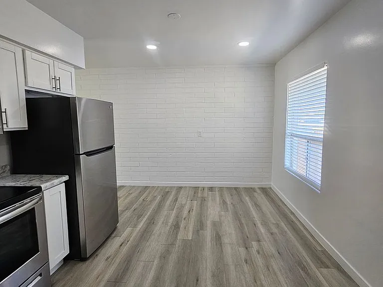 Town & Country Apartments — Photo 14