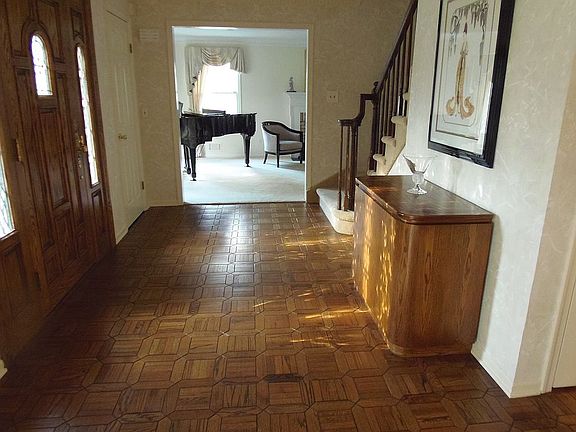Foyer w/2 guest closets