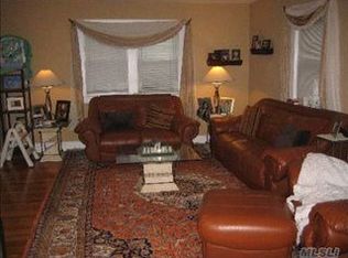 25 Van Nostrand Ave, Roslyn Heights, NY 11577