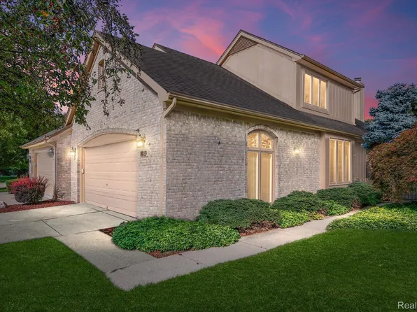 5889 Dawn Ridge Dr, Troy, MI 48098