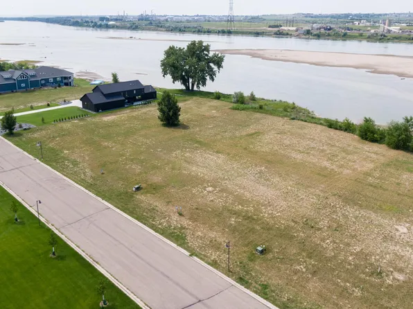 6232 Misty Waters Dr, Bismarck, ND 58503