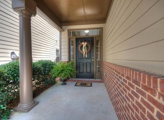 2nd image of 330 Pin Oak Ave