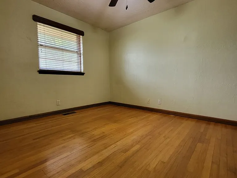 1417 Hollywood Ave — Photo 11