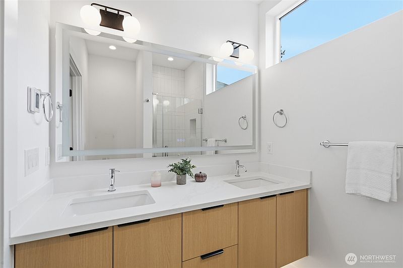 4th image of 6219 9th Avenue NE