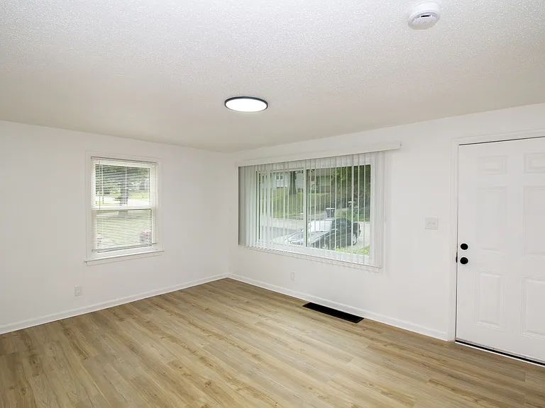 9107 Charlotte St — Photo 4